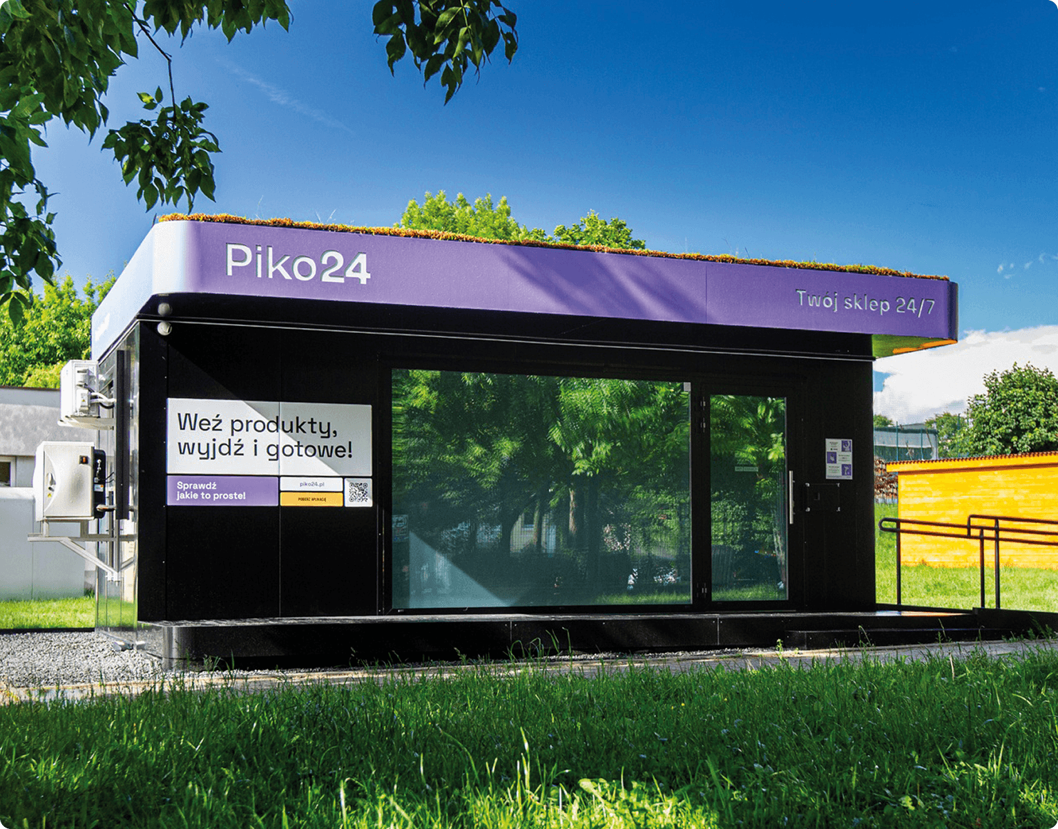 Sklep Piko24 w parku, podczas słonecznej pogody