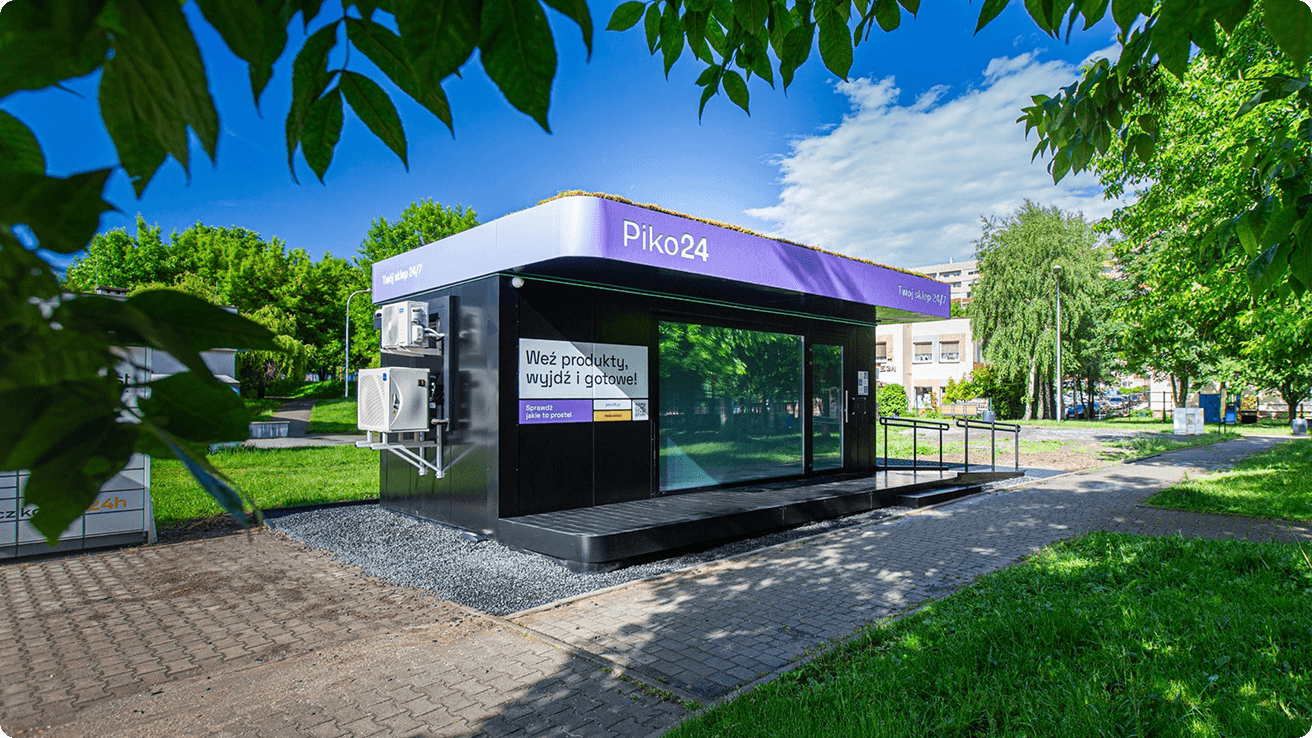 Sklep Piko24 w parku, podczas słonecznej pogody